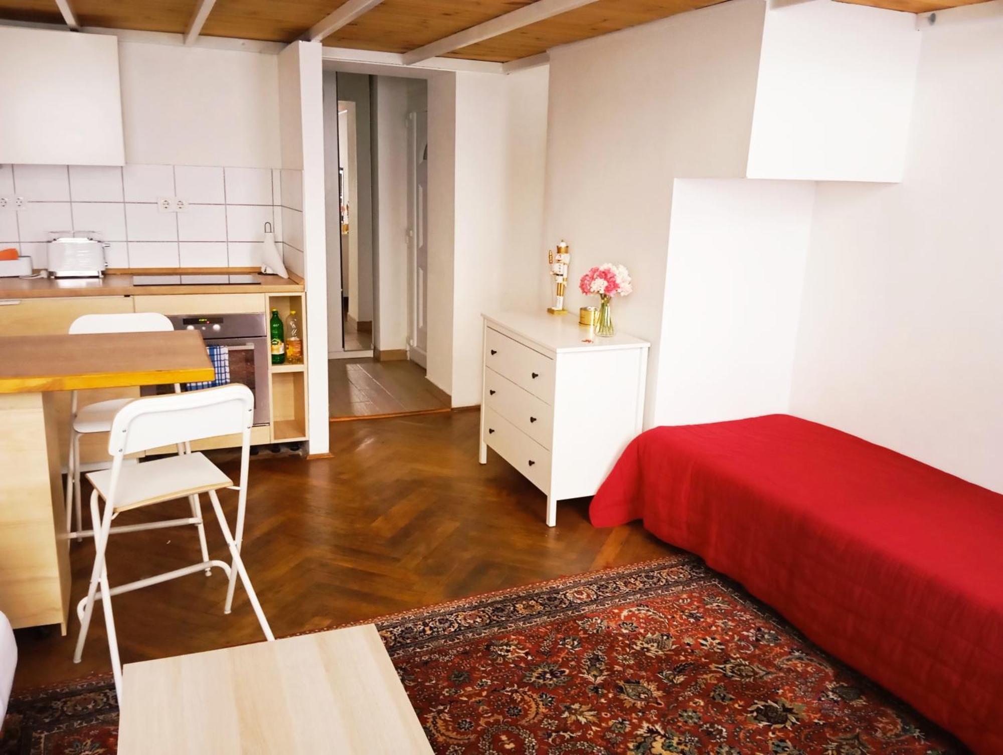 Cozy In Near Ruined Bars Apartment Budapest